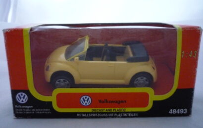 Volkswagen New Beetle VW včetně diorama a figurek New Ray 1/43