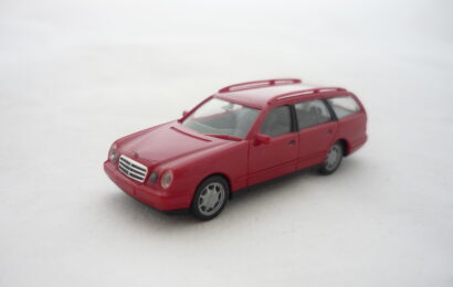 Mercedes Benz E Klasse T Modell červený Herpa 1/87