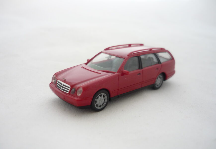 Mercedes Benz E Klasse T Modell červený Herpa 1/87