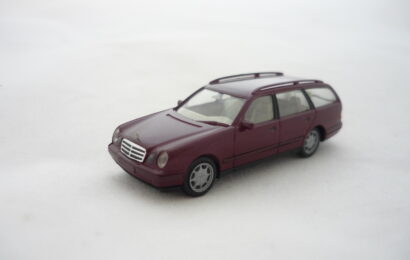 Mercedes Benz E Klasse T Modell vínový Herpa 1/87