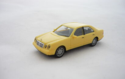 Mercedes Benz E Klasse žlutý Herpa 1/87
