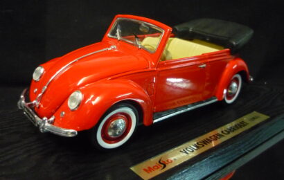 Volkswagen Beetle Cabriolet 1951 VW Maisto 1/18