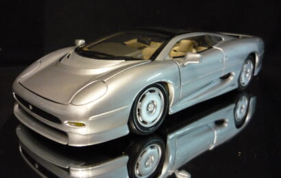 Jaguar XJ220 stříbrný Maisto 1/18
